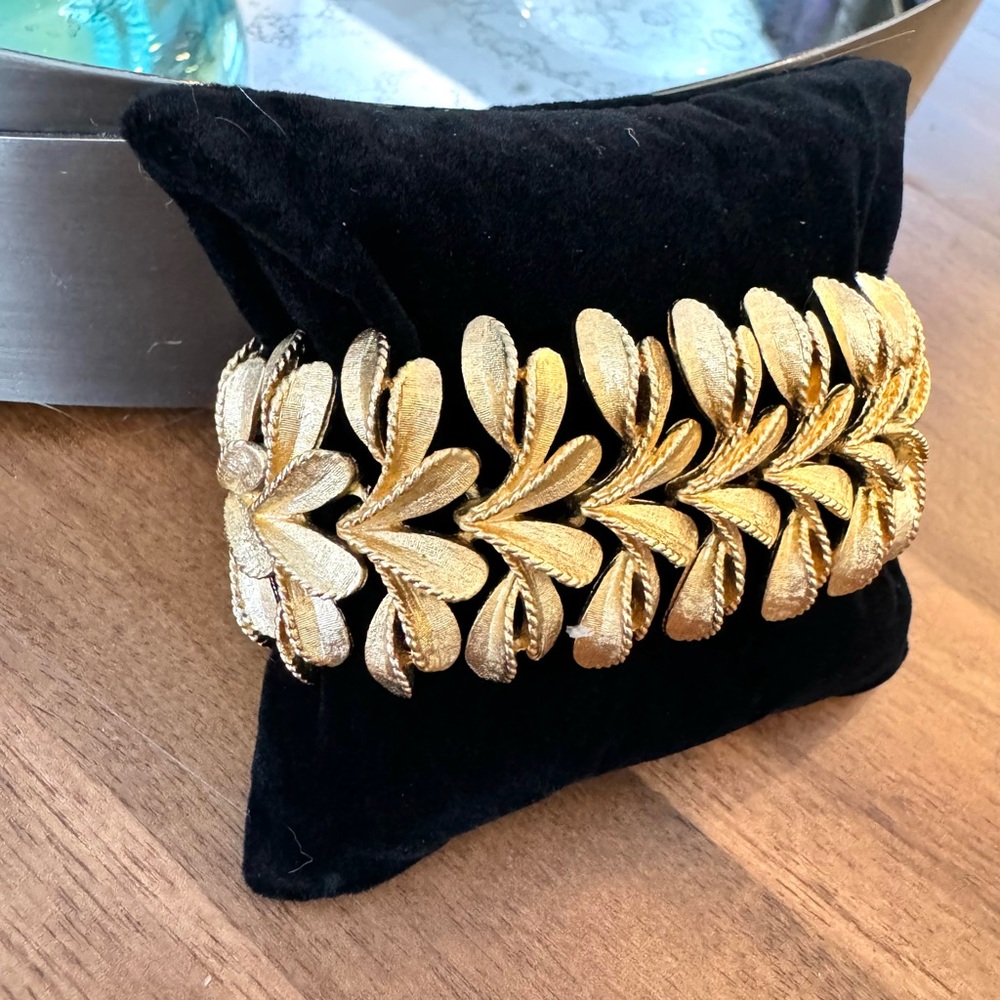 Vintage Gold Leaf Petals Clasp Bracelet - Picture 4 of 9